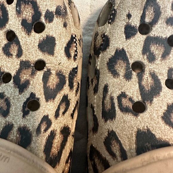 Women’s Leopard crocs - Picture 3 of 4